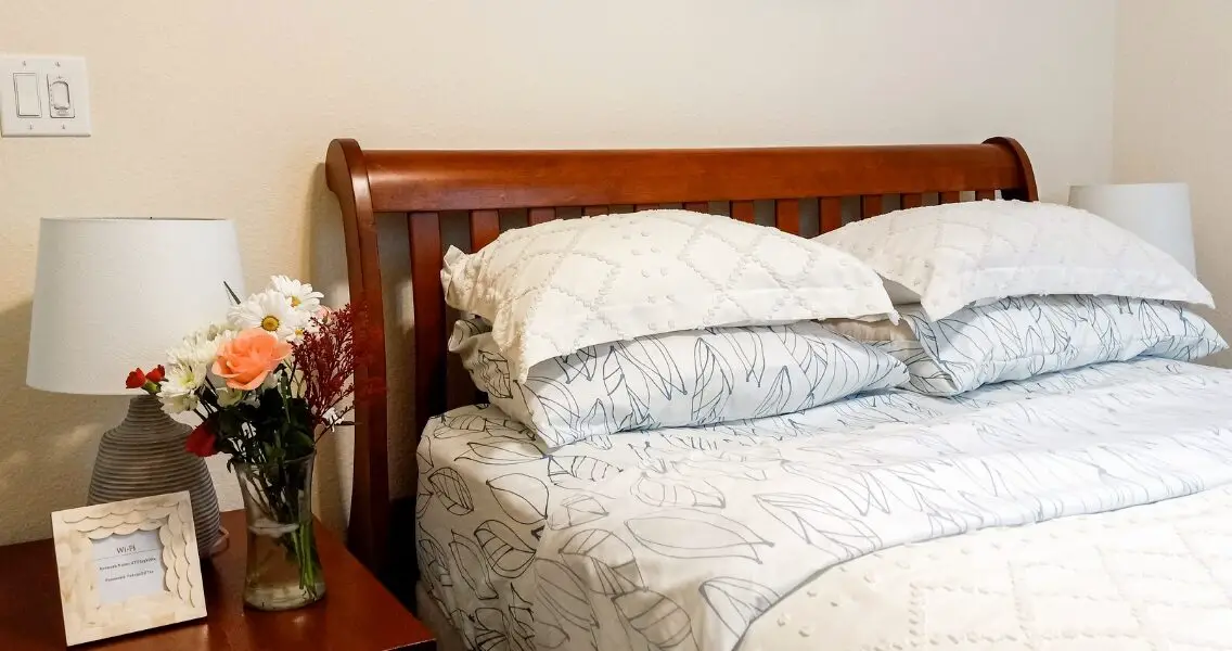 What To Put In A Guest Room (10 Must-Haves)